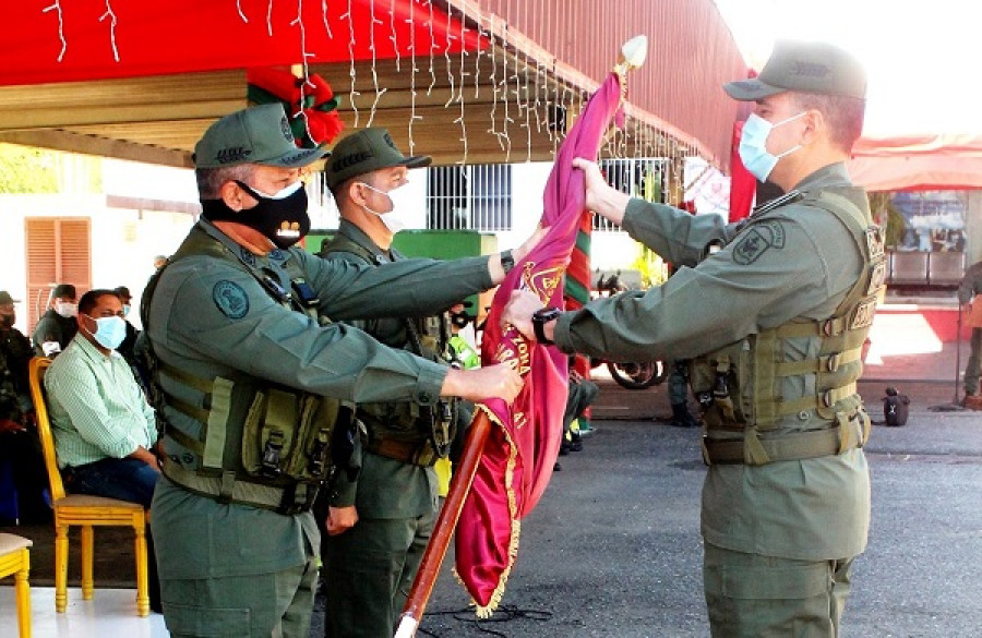 El general Rivera recibe el estandarte de la unidad. Foto: Guardia Nacional de Venezuela