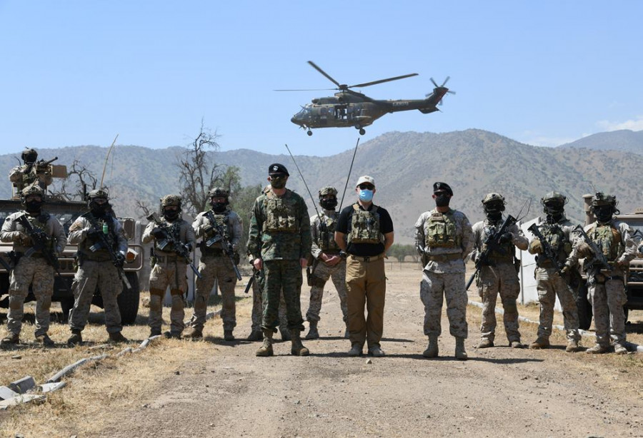El ministro Desbordes y el general Martínez junto a efectivos de la BOE Lautaro. Foto: Ejército de Chile