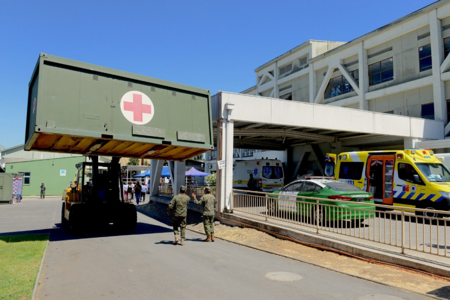 Instalación de uno de los seis módulos del HMCE en el estacionamiento del hospital curicano. Foto: Ejército de Chile
