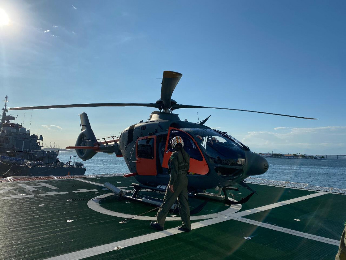 O UH-17 embarcado no Maximiano a caminho da Antártica. Foto: Marinha do Brasil