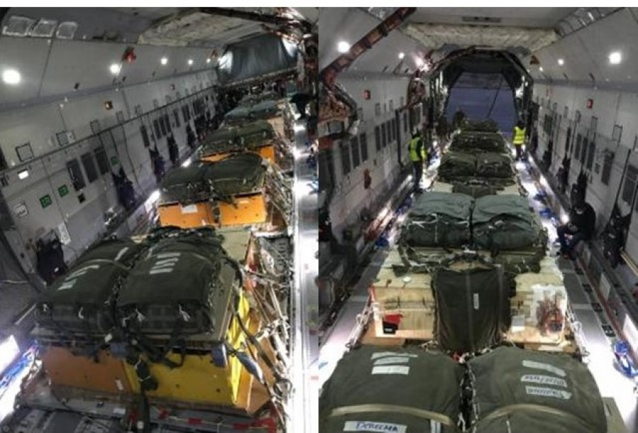 Dos imágenes de las cargas en la bodega del avión A400M. Foto: Ejército de Tierra