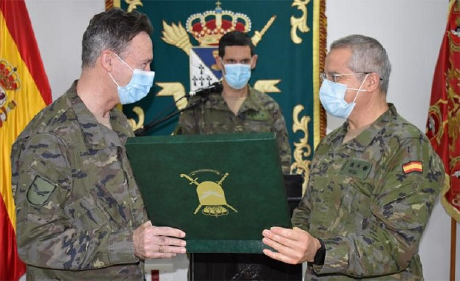 El teniente general Aznar entrega el premio al coronel Mena. Foto: Ejército de Tierra