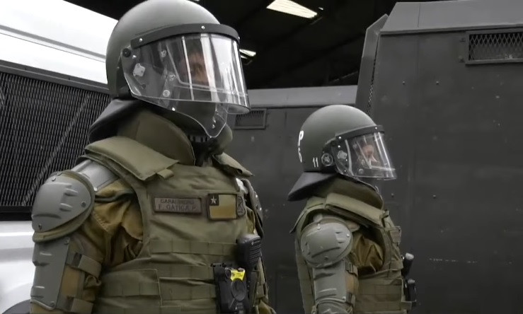 Carabineros de la Prefectura COP exhiben el nuevo equipamiento protector antidisturbios. Imagen: TVN