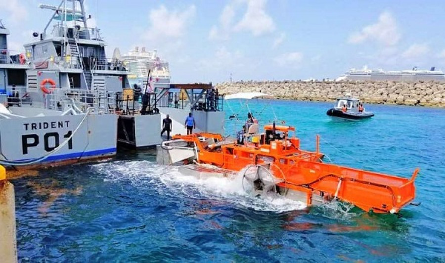 Demostración de la recolectora de algas H5-200 en la estación naval HMBS Pelican. Foto: Barbados Defence Force
