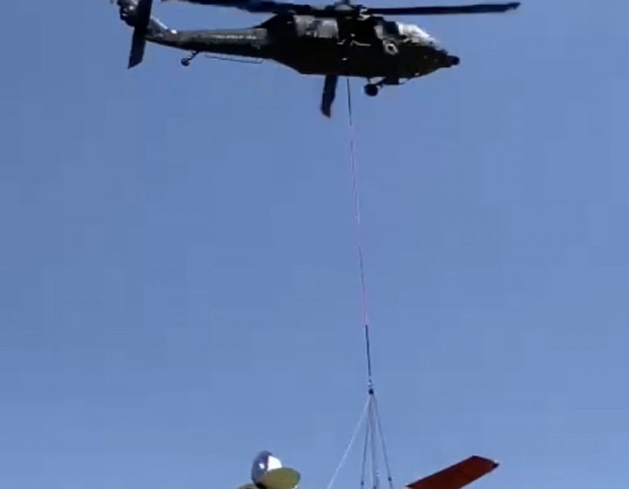 El Black Hawk realiza la maniobra de carga externa del avión accidentado. Imagen: Diego Cuadra