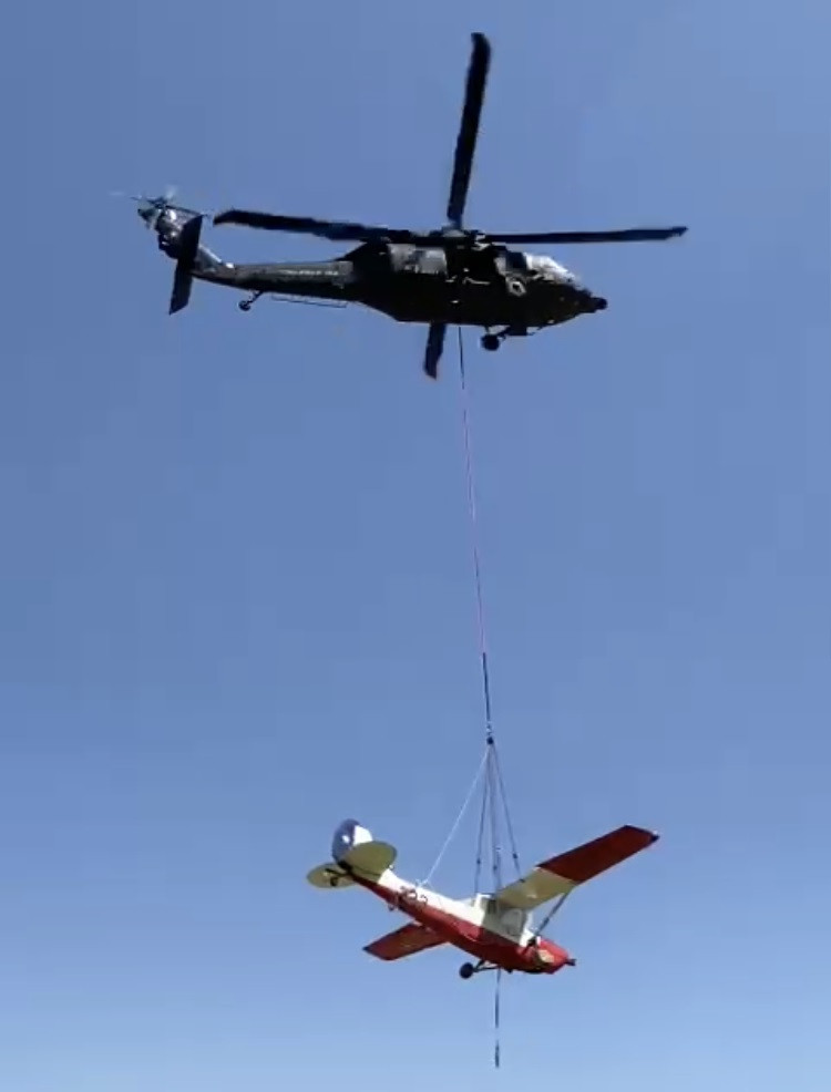 El Black Hawk realiza la maniobra de carga externa del avión accidentado. Imagen: Diego Cuadra