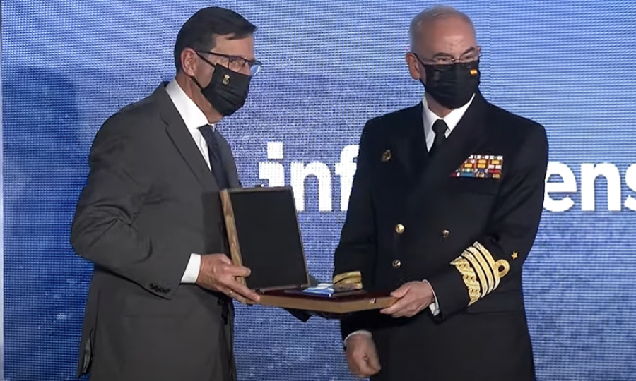 El jefe de la Armada, almirante López Calderón, entrega el premio al director de Infodefensa, Ángel Macho. Foto: Armada