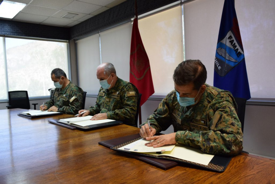 Firma de las actas de entrega del mando. Foto: Famae