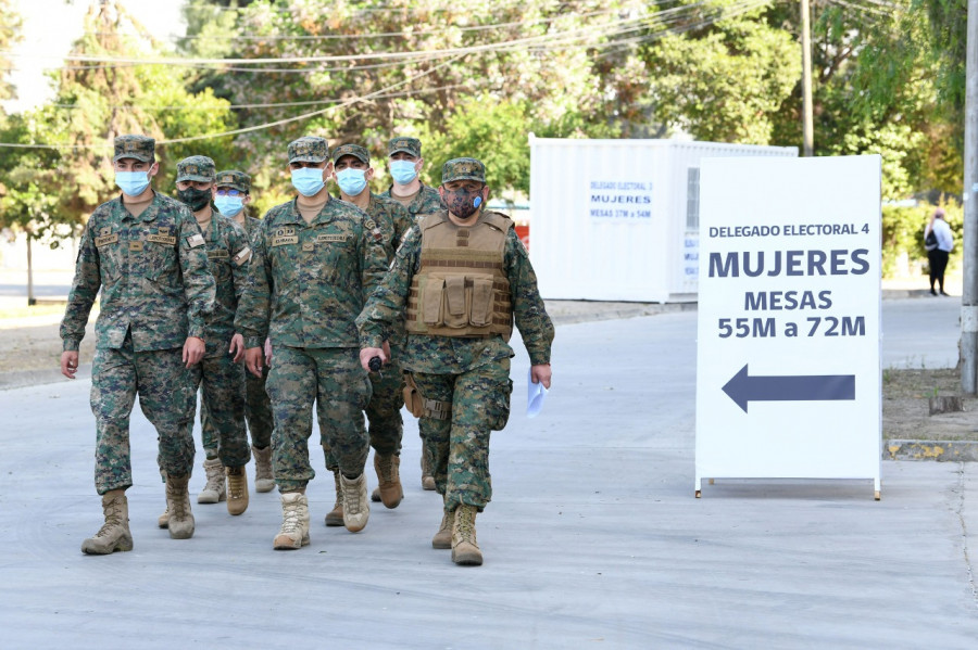 El Ejército de Chile vigilando el plebiscito. Foto: Ejército de Chile.