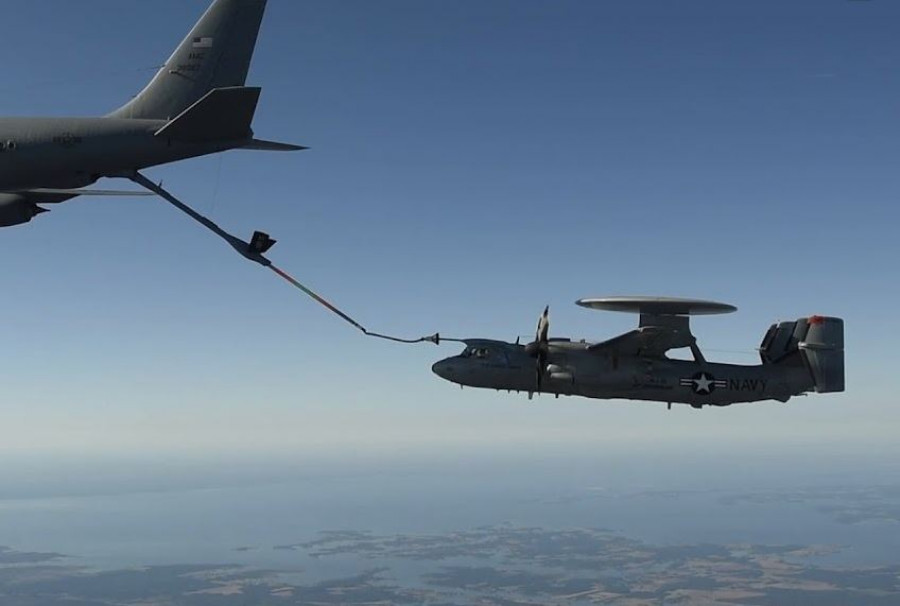 Avión E-2D Hawkeye recibiendo combustible en vuelo: Foto: Northrop Grumman