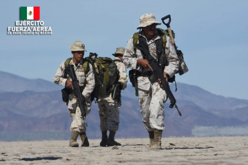 Militares mexicanos con el fusil FX05. Foto: Sedena