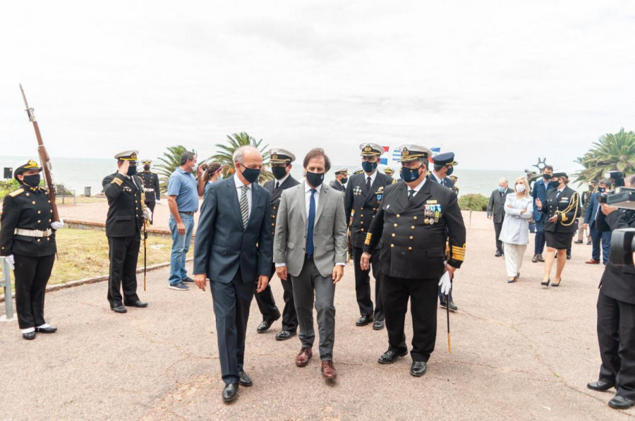 El presidente Lacalle, acompañado del ministro de Defensa y el comandante de la Armada. Foto: Ministerio de Defensa