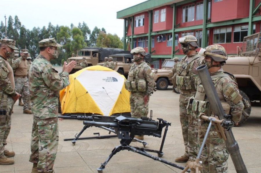 Exhibición de ametralladora Browning M2, lanzagranadas Mk 19 y mortero en el Fuerte IM O´Higgins. Foto: Armada de Chile