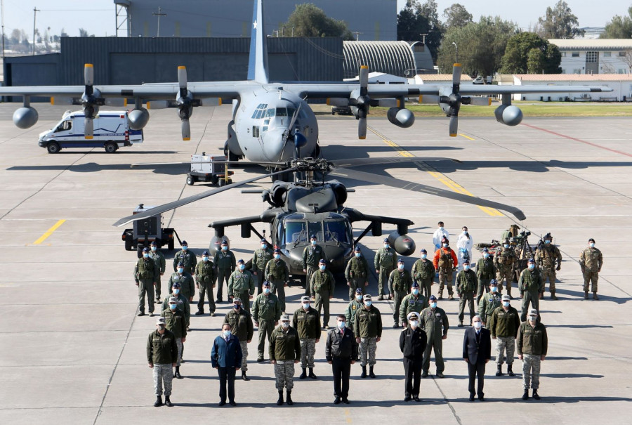 Las visitas junto a parte de las tripulaciones de las unidades de la IIª Brigada Aérea. Foto: Ministerio de Defensa Nacional