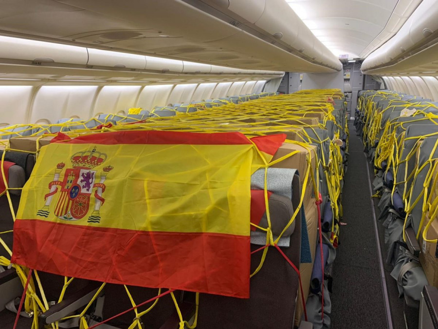 Bodega de carga con material sanitario de un avión procedente de China. Foto: Grupo Oesía