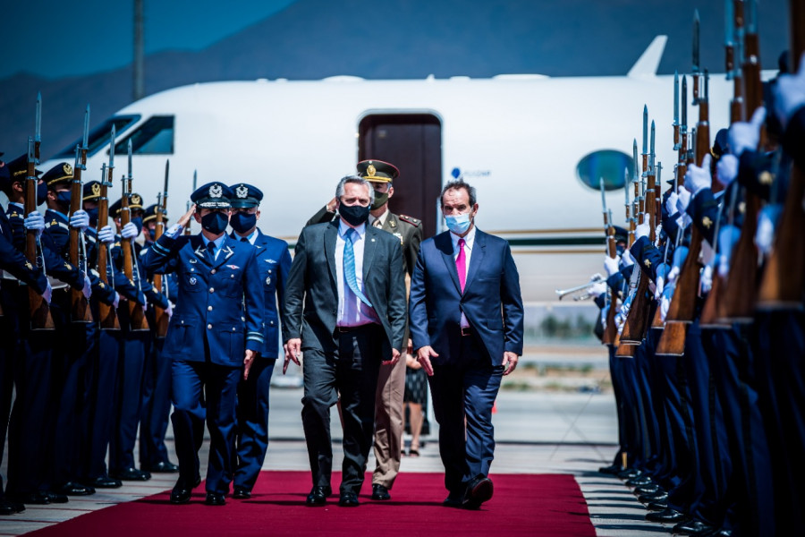 El canciller Andrés Allamand dio la bienvenida al presidente Alberto Fernández en el aeropuerto de Santiago. Foto: Ministerio de RREE