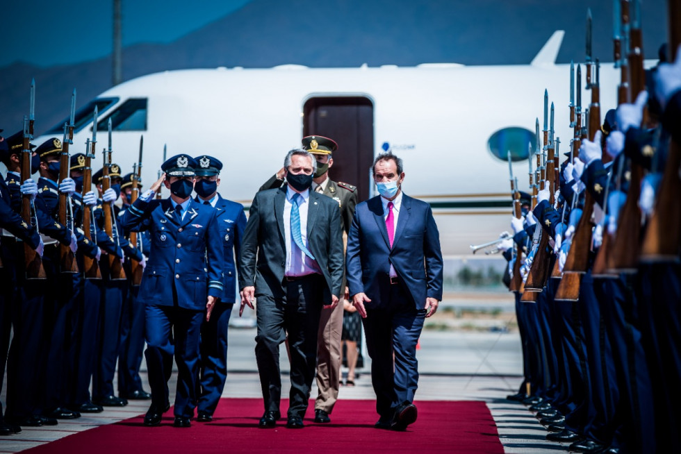 El canciller Andrés Allamand dio la bienvenida al presidente Alberto Fernández en el aeropuerto de Santiago. Foto: Ministerio de RREE