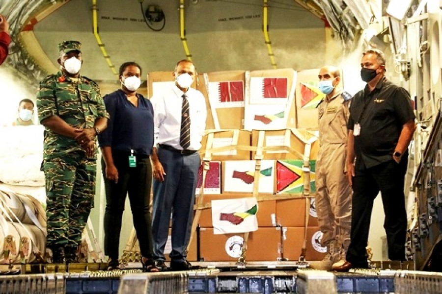 Recepción de la donación a bordo del C-17 de la Qatar Air Force. Foto: Guyana-DPI