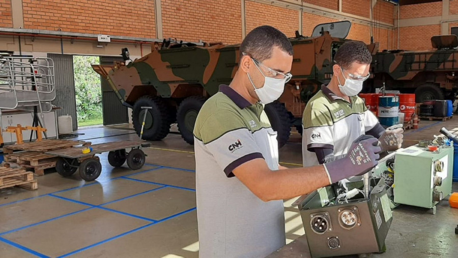 Trabalhos de manutenção de veículos Guarani. Foto: EB