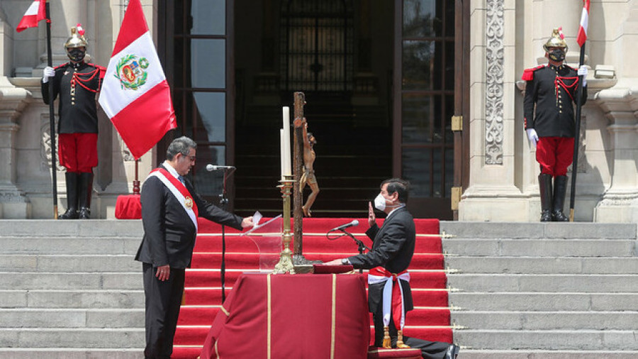 El presidente Manuel Merino de Lama le toma juramento a Walter Chávez Ruiz. Foto: Ministerio de Defensa del Perú