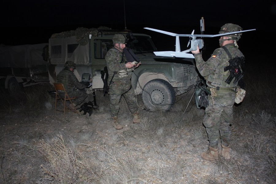 Preparación para un vuelo nocturno de un RPAS Raven. Foto: Ejército de Tierra