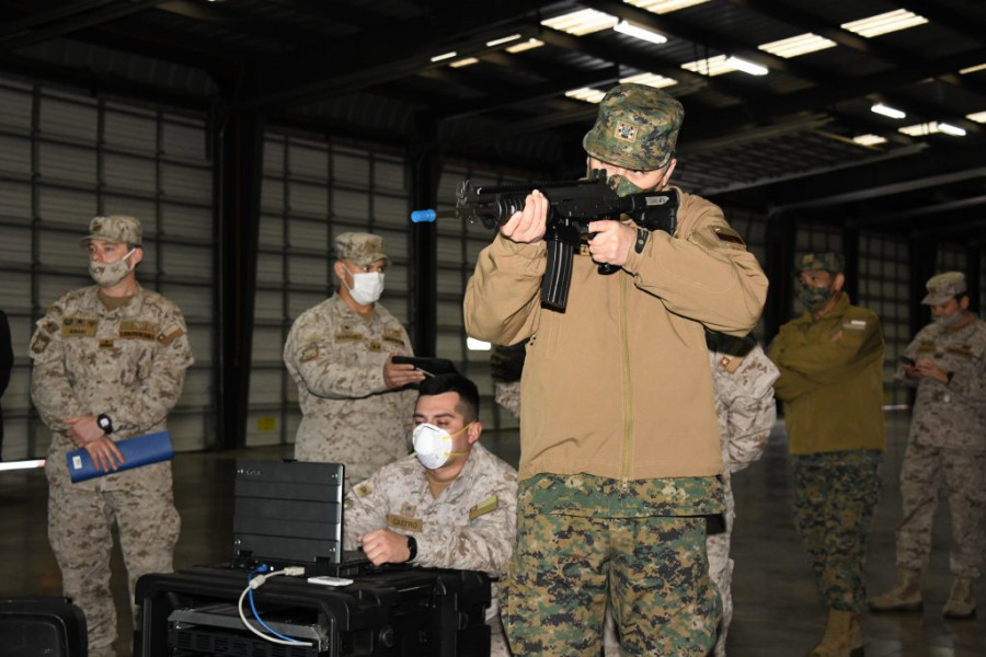 El general Ricardo Martínez comprueba las capacidades del polígono de tiro virtual. Foto: Famae