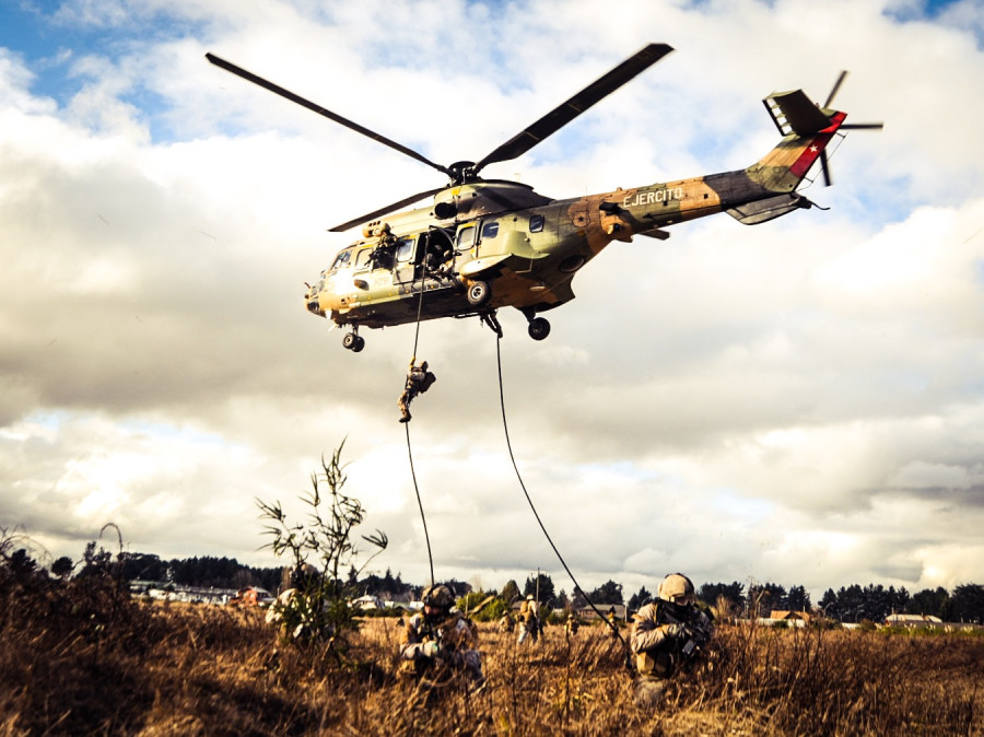 Efectivos de la BOE Lautaro en un ejercicio fast rope con un helicóptero Cougar de la Bave. Foto: Ejército de Chile