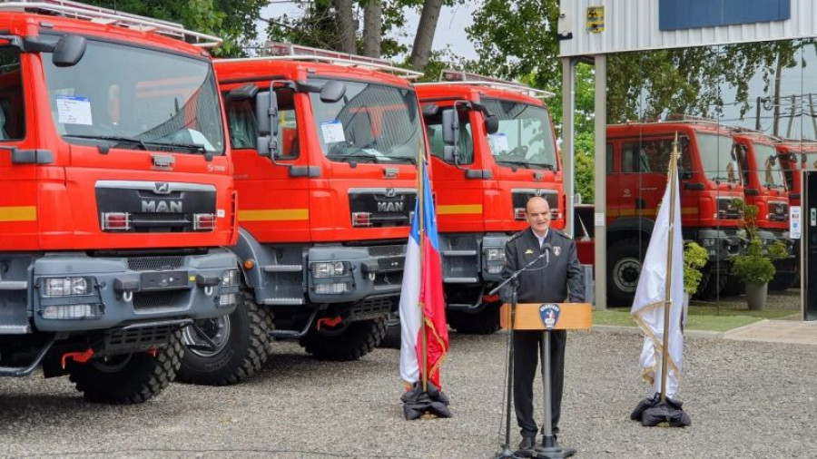 Ceremonia de entrega de los primeros 18 carros contraincendios forestales. Foto: Bomberos