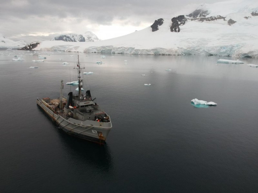 El remolcador de flota ATF-67 Lautaro operando en aguas antárticas. Foto: Armada de Chile