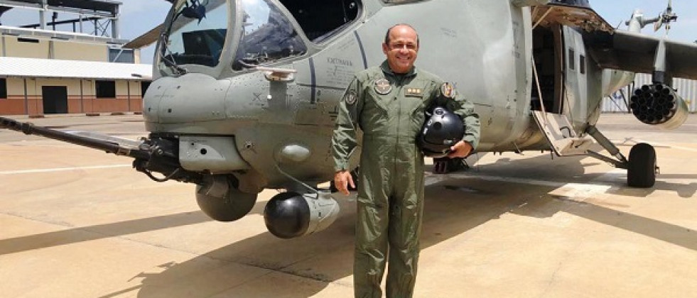 El mayor general Alexis Rodríguez Cabello frente a un Mi-35M2. Foto: Ejercito de Venezuela