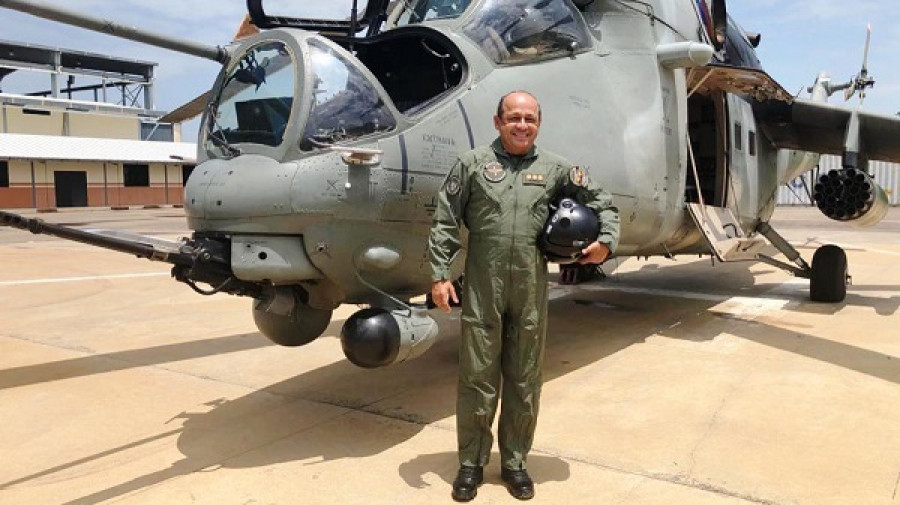 El mayor general Alexis Rodríguez Cabello frente a un Mi-35M2. Foto: Ejercito de Venezuela