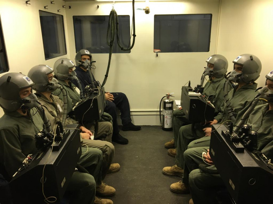 Los pilotos de la Escuela de Aviación Ejército en la cámara hipobárica. Foto: FACh