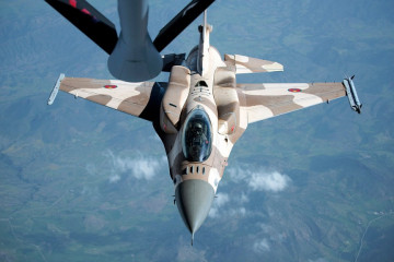 F-16C Block 52 de Marruecos en una maniobra de reabastecimiento en vuelo. Foto: USAF