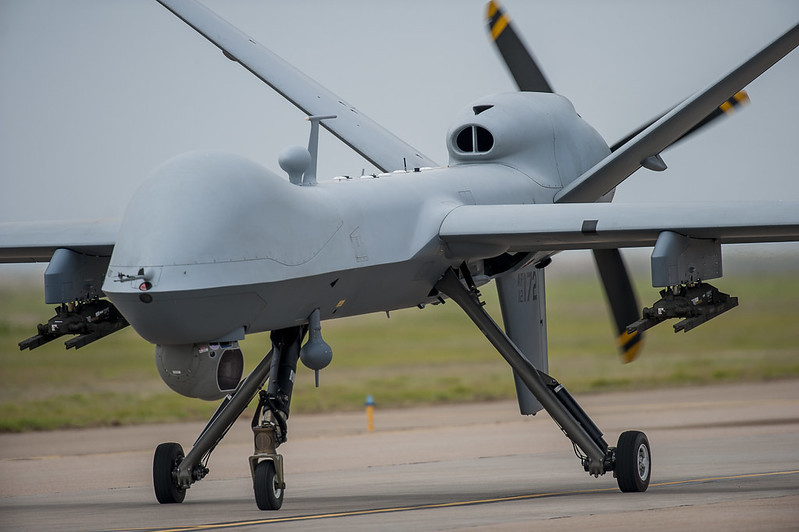Imagen de un MQ-9 Reaper en la que se aprecian dos pilones para portar cuatro armas. Foto: USAF