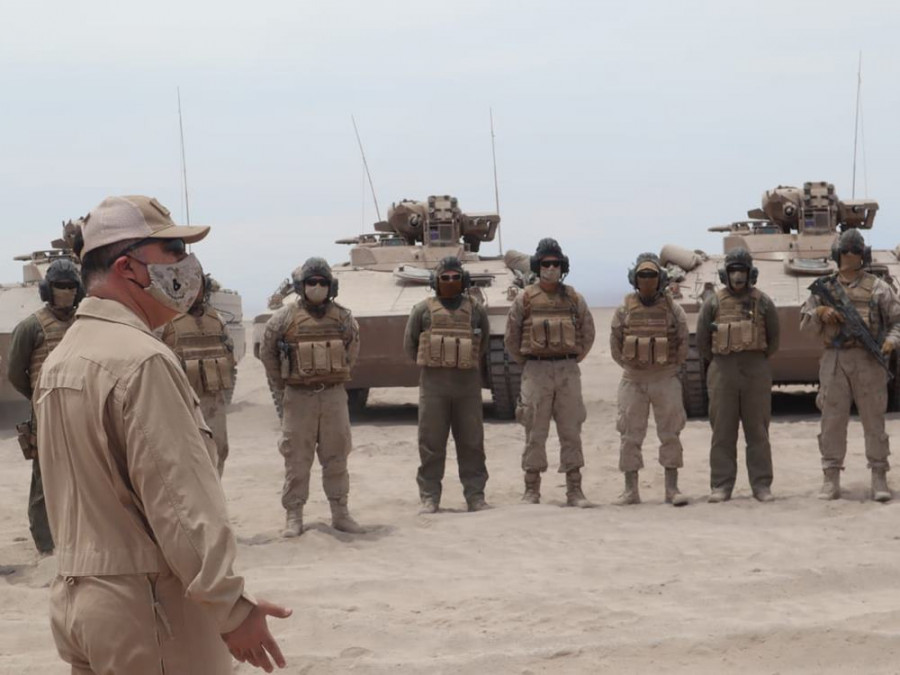 La autoridad junto a personal del Batallón de Infantería Blindado N° 5 Carampangue. Foto: Ejército de Chile