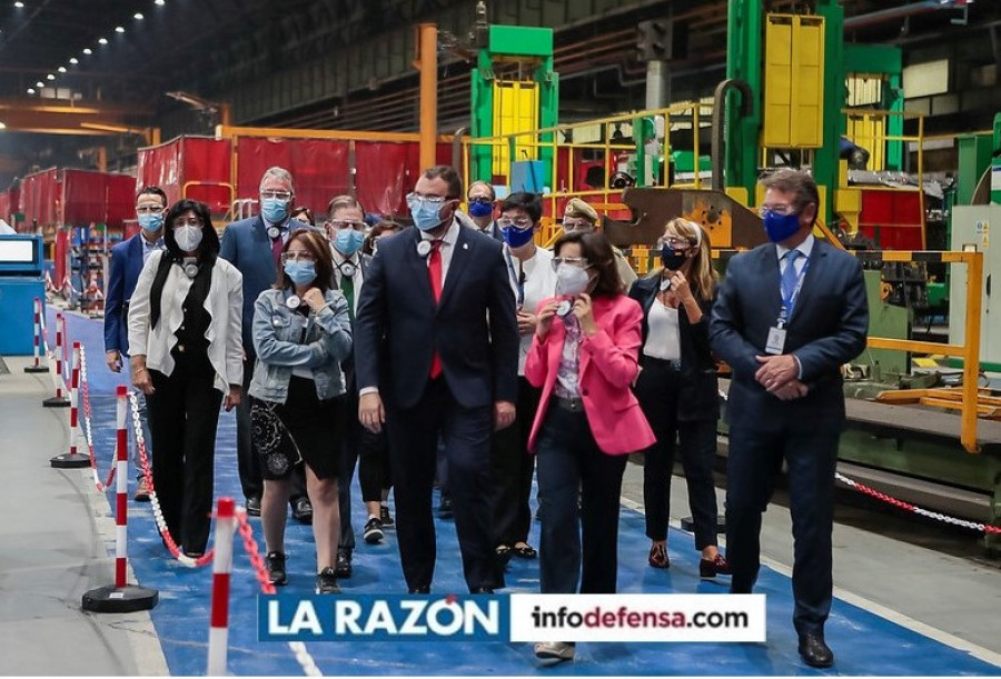 Visita de Robles a la fábrica de Santa Bárbara Sistemas en Trubia. Foto: Ministerio de Defensa