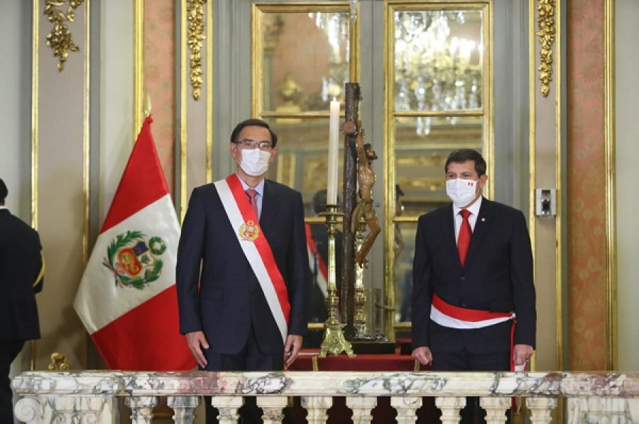 El presidente Vizcarra con el nuevo ministro de Defensa, Jorge Chávez Cresta, en el acto de juramentación. Foto: MinDef Perú