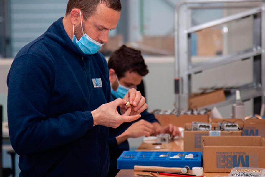 Fabricación de respiradores en las instalaciones de Escribano. Foto: Escribano
