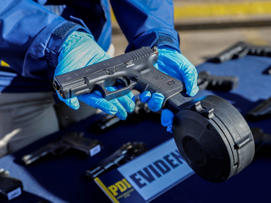 Una de las armas incautadas: pistola Glock 17 calibre 9mm con tambor de 50 tiros. Foto: PDI