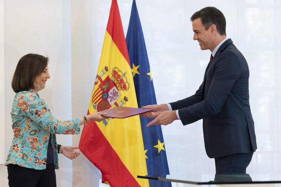 El presidente del Gobierno entrega la Directiva de Defensa Nacional firmada a la ministra de Defensa. Foto: La Moncloa