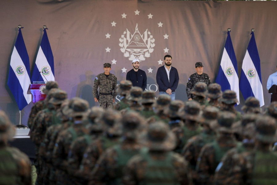 El comisionado Mauricio Arriaza al extremo derecho, en un evento. Foto: Presidencia de El Salvador