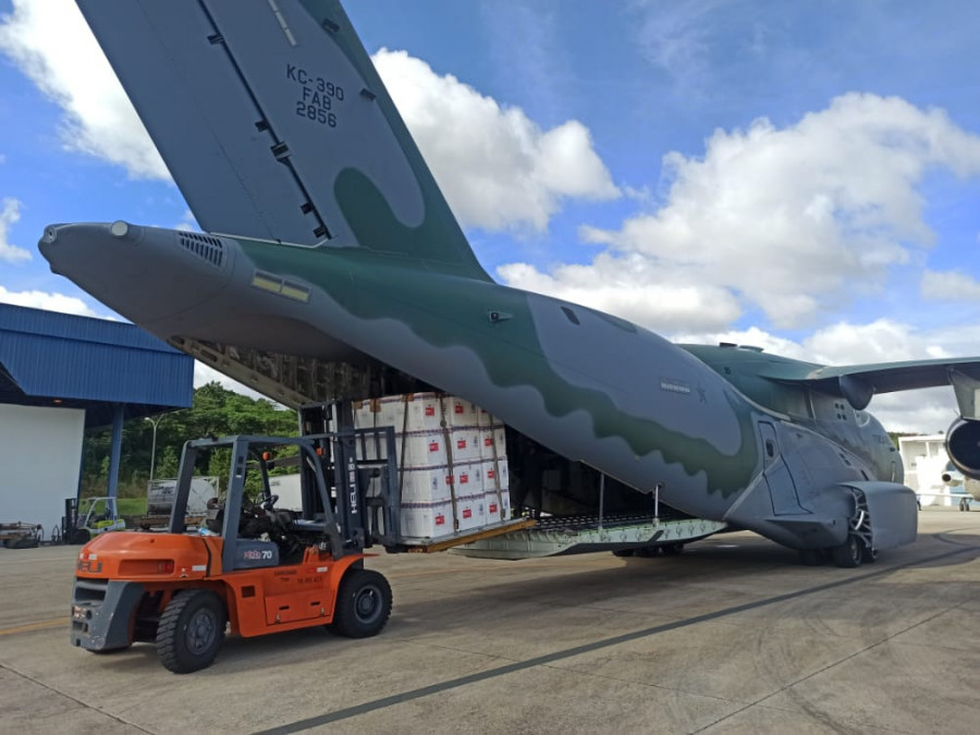 Avión Embraer KC-390. Fotos: Ministerios de Defensa y de Salud de Brasil