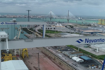 Grúas pórtica del astillero de Navantia en Puerto Real. Foto: Navantia