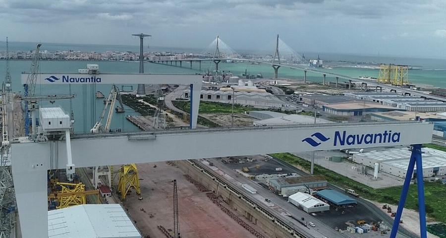 Grúas pórtica del astillero de Navantia en Puerto Real. Foto: Navantia