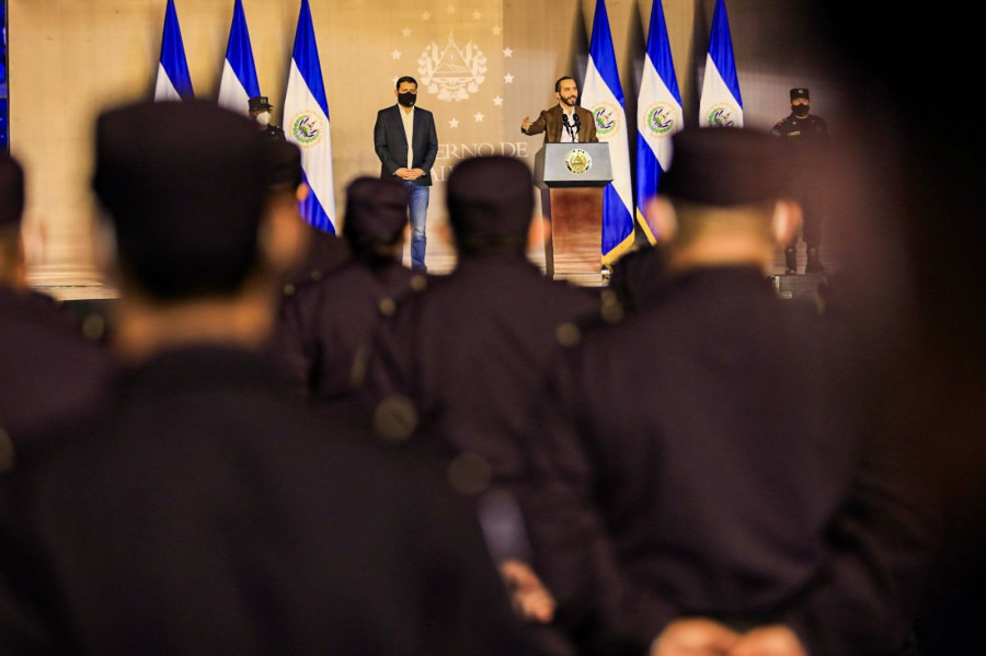 El presidente Nayib Bukele en la graduación de oficiales policiales. Foto: Presidencia de El Salvador
