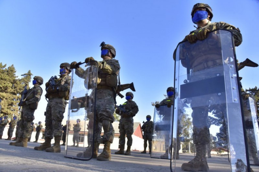 Infantes de Marina con escudos de protección antidisturbios. Foto: Armada de Chile