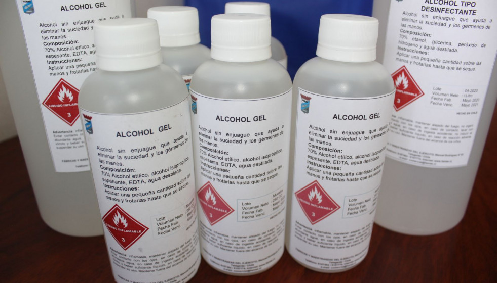 El alcohol gel se distribuirá formatos de tinetas de 20 litros, un litro y envases de 250 cc. Foto: Famae
