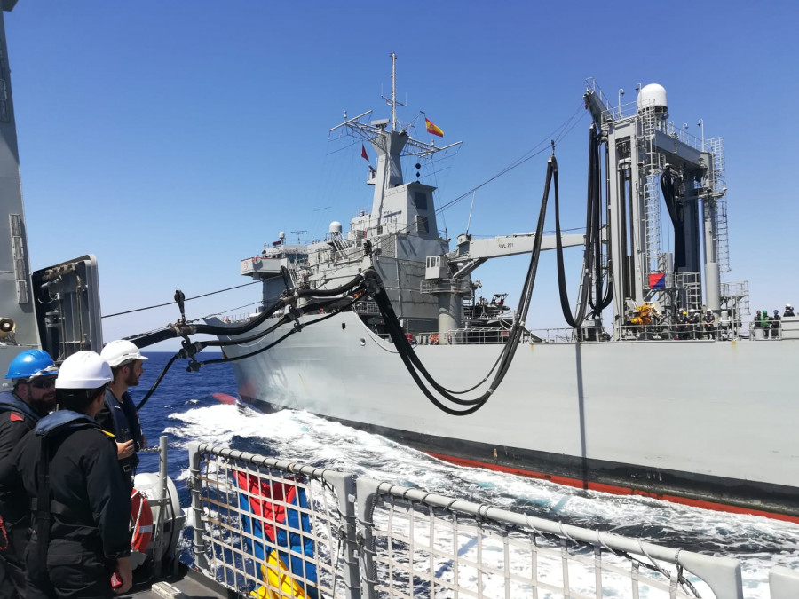 El BAC Cantabria suministra combustible al BAM Tornado. Foto: Armada española