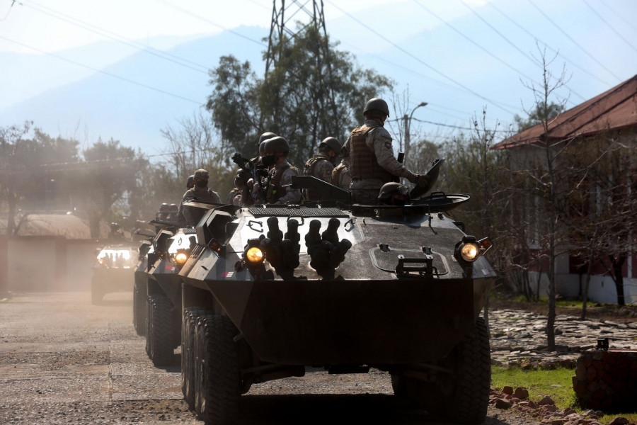 La autoridad conoció las capacidades de los carros Mowag Famae Piraña 6x6 de la unidad. Foto: Ministerio de Defensa de Chile