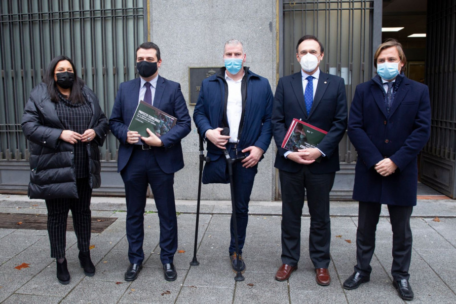 Parte de la delegación cordobesa que presentó el proyecto al Ministerio de Defensa. Foto: Twitter Jose María Bellido